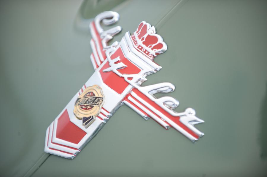 Логотип Chrysler Town & Country Convertible 1948 года  (фото 2 из 53)